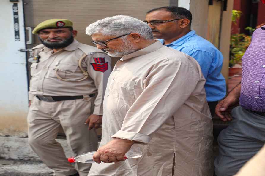 Mian Abdul Qayoom being escorted out of court