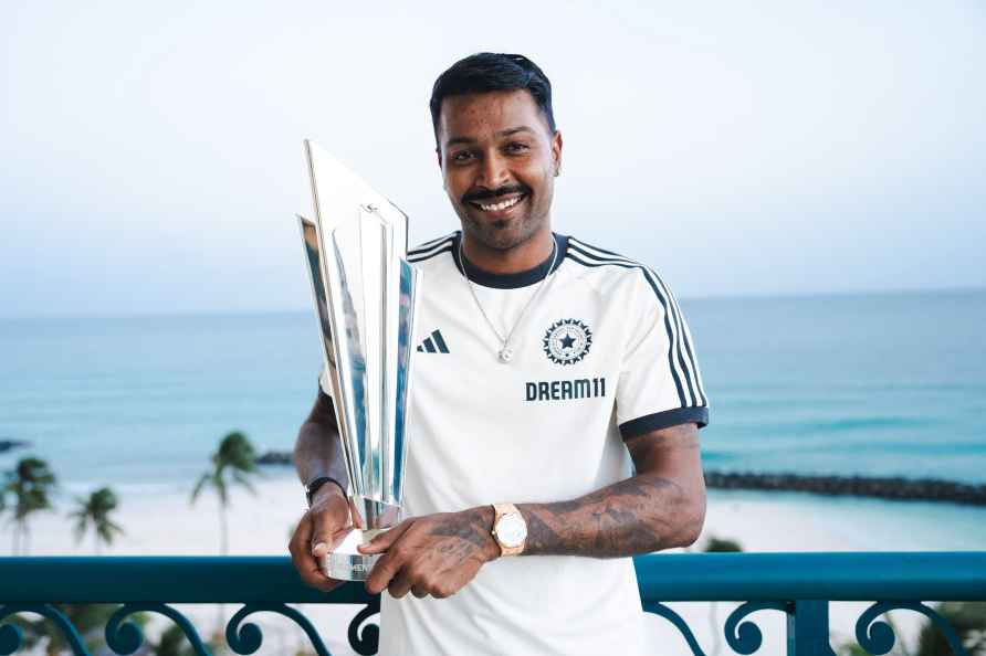 Hardik Pandya with T20 WC trophy