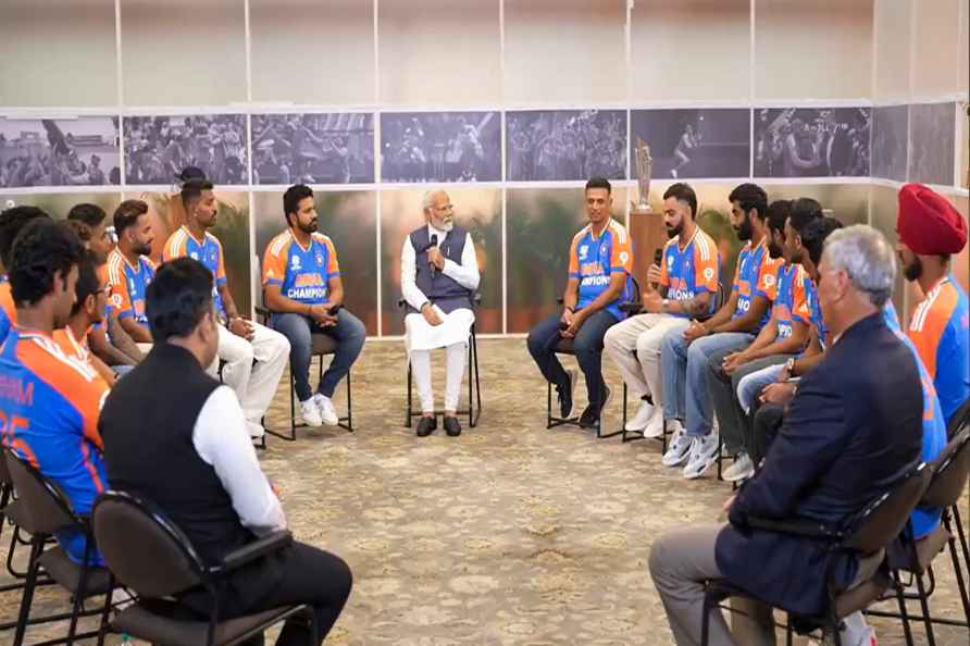 PM Modi with Indian cricket team