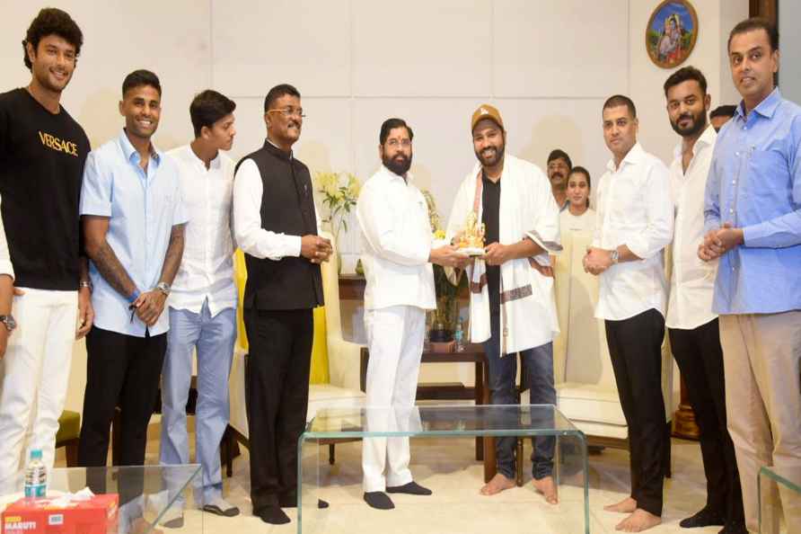 Maha CM felicitates Indian T20 cricket team