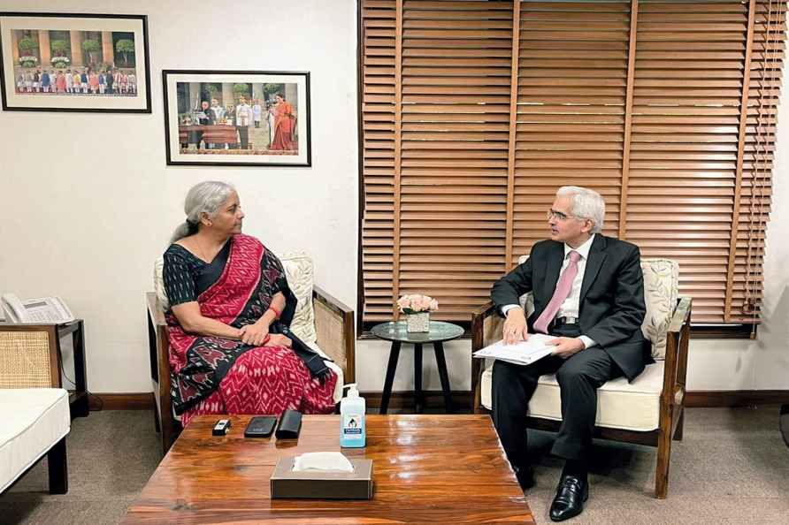 Shaktikanta Das calls on Nirmala Sitharaman