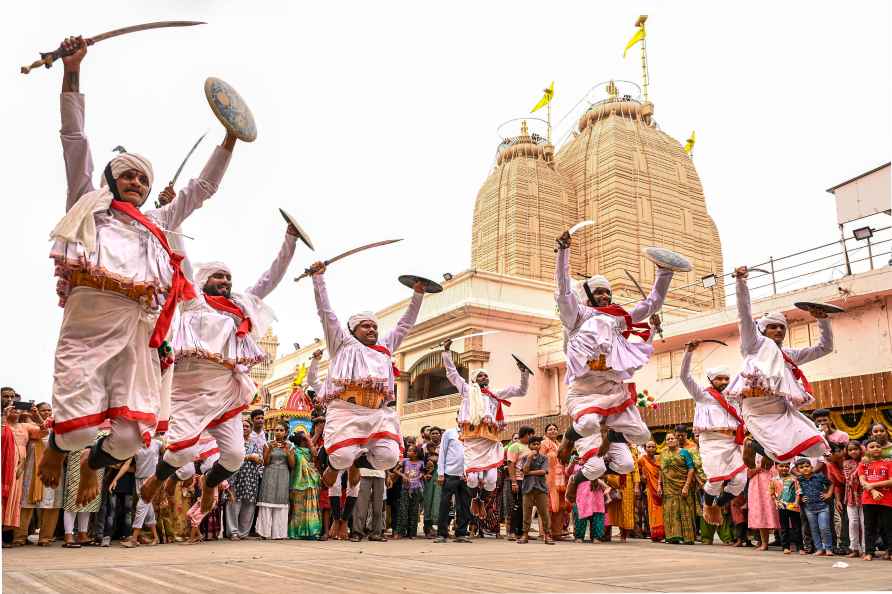 Ahmedabad: Devotees perform traditional dance on the eve of the ...