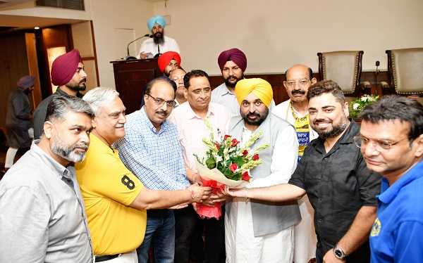 CM Mann discusses problems of traders, businessmen in Jalandhar