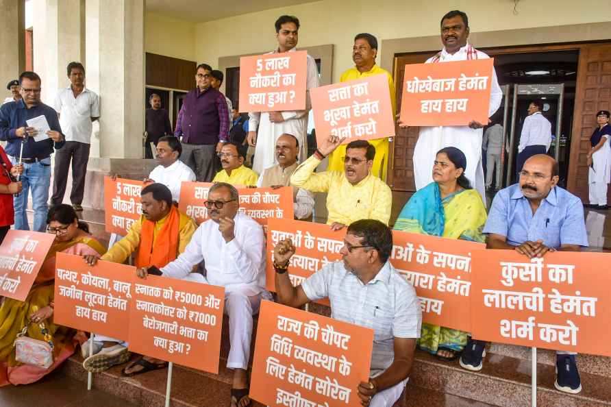 Soren govt's floor test: BJP MLAs protest