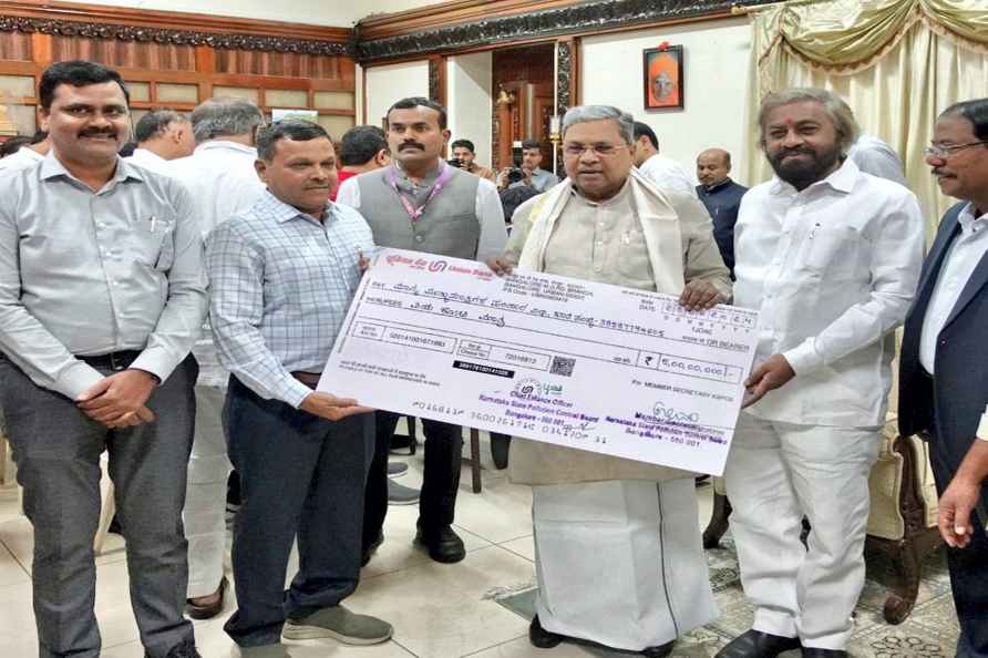 Siddaramaiah receives a cheque