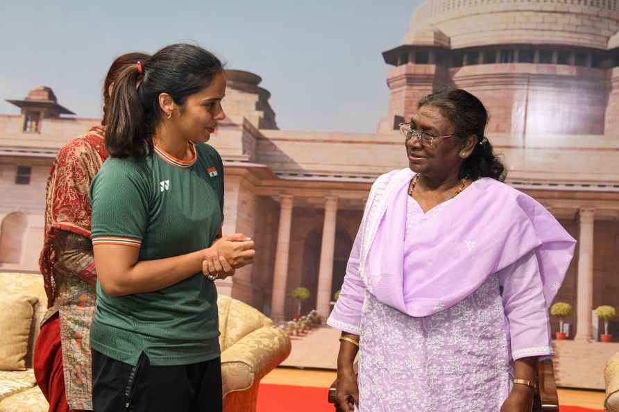 Prez Murmu plays badminton