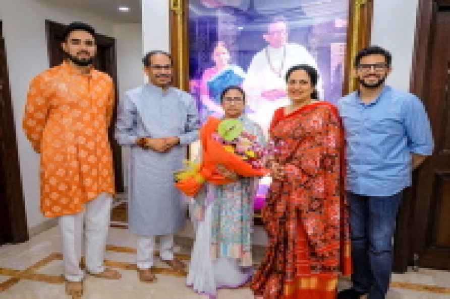 Mamata Banerjee meets Uddhav Thackeray