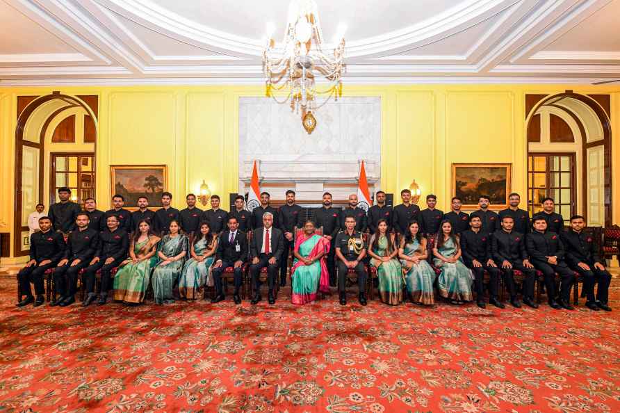 Prez Murmu meets MES probationers