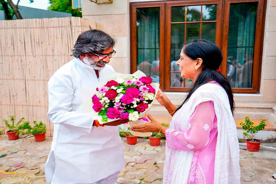 Hemant Soren meets Sunita Kejriwal