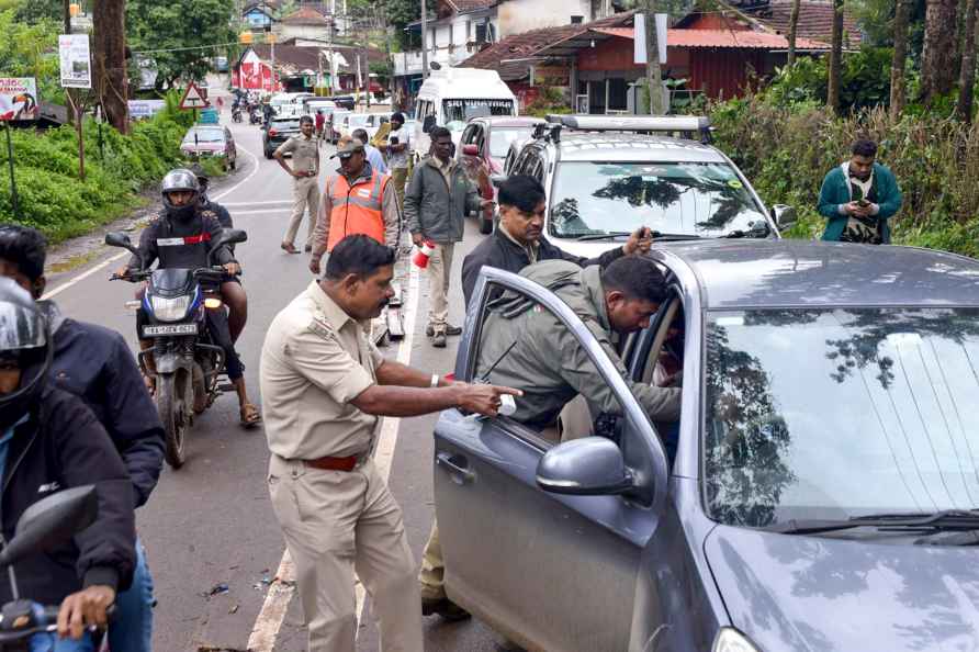 Police check vehicles in Chikmagalur