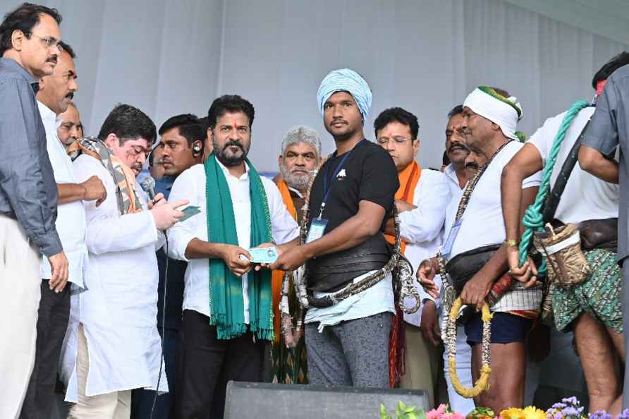 CM Reddy distributes safety kits to toddy-tappers