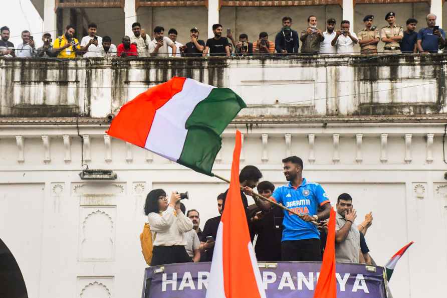 T20 Wcup Victory: Hardik Pandya attends roadshow in Vadodara