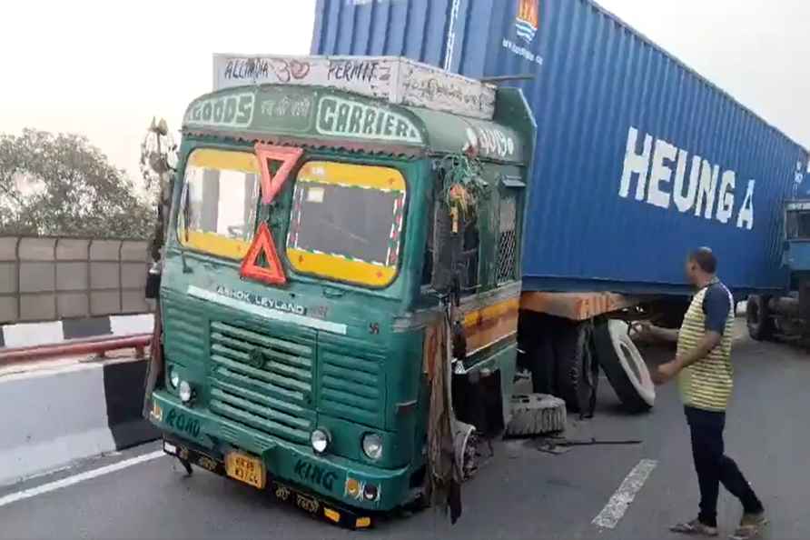 2 trucks collided on Munirka Flyover