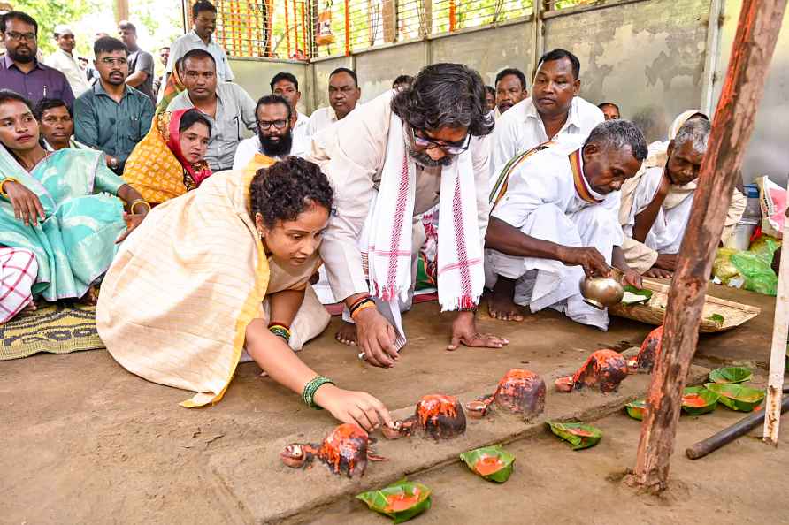 CM Soren, Kalpana Soren in Giridih