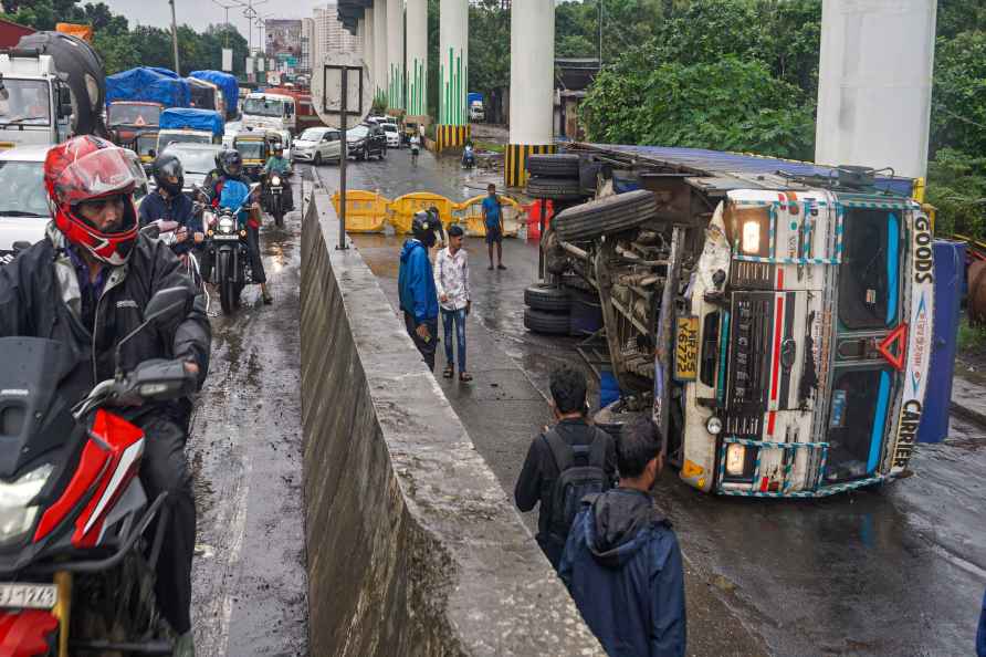 Container overturns in Thane