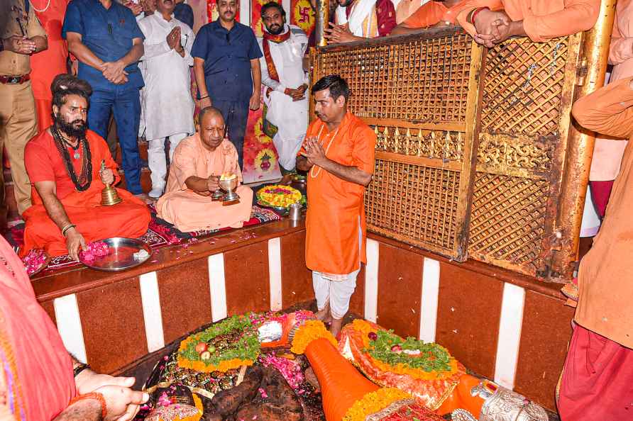 CM Yogi at Bade Hanuman temple