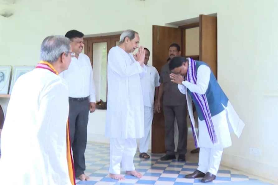 Mohan Majhi meets Naveen Patnaik