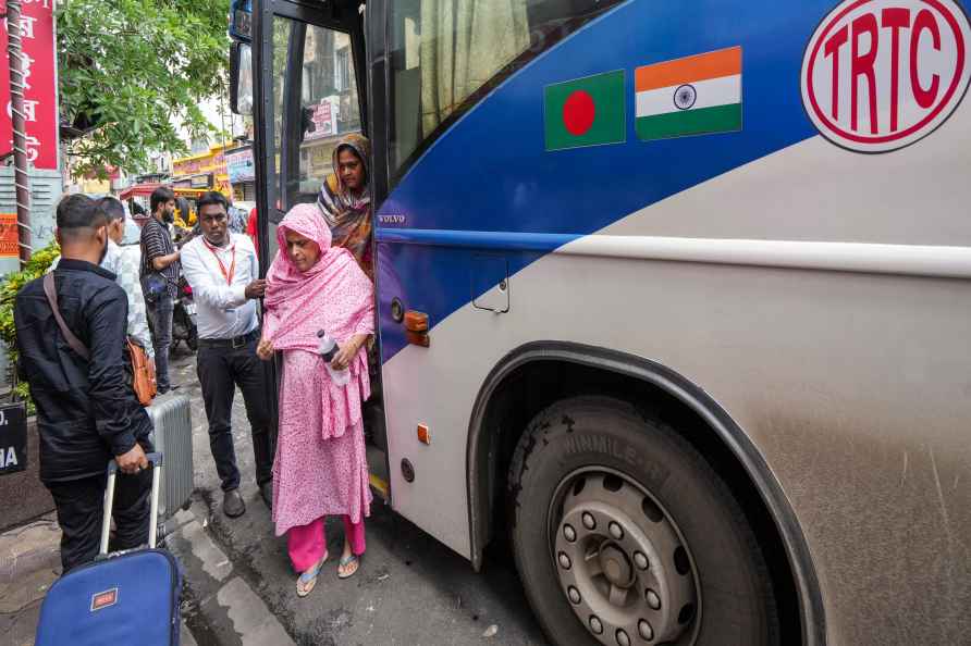 Bangladeshi nationals arrive in Kolkata