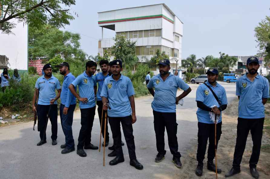 Police officers stand guard at Pakistan Tehreek-e-Insaf (PTI)