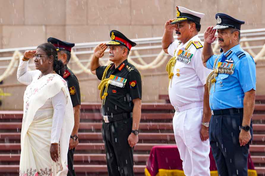 Independence day: President at War Memorial