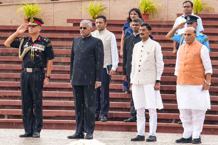 Independence day: Rajnath Singh at War Memorial