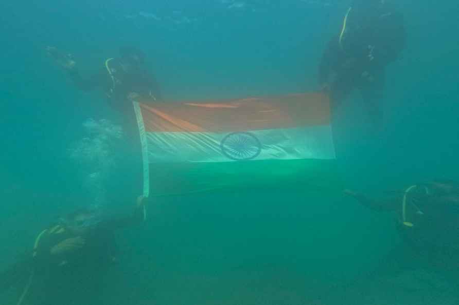 I-Day: Tricolour unfurled underwater