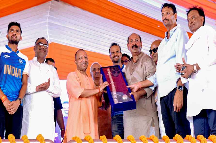 Adityanath felicitates hockey team members