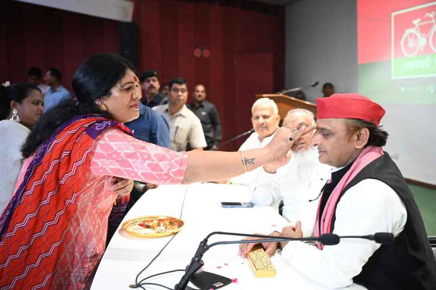 Akhilesh Yadav during Raksha Bandhan celebration