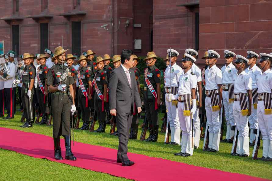 Japan's Defence Minister inspects Guard of Honour