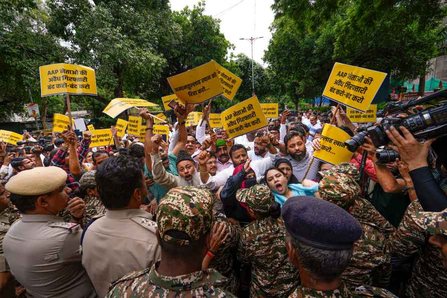 AAP protest against Amanatullah Khan's arrest