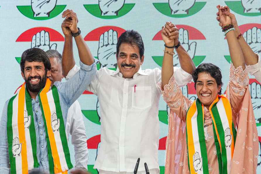 Vinesh, Bajrang Punia joins Congress