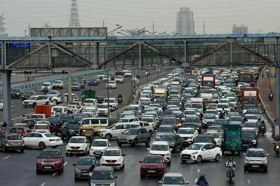 Traffic on NH 24 in Delhi