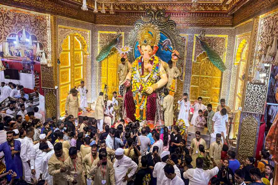 Mumbai: Devotees offer prayers to Lord Ganesh at the Lalbaugcha ...