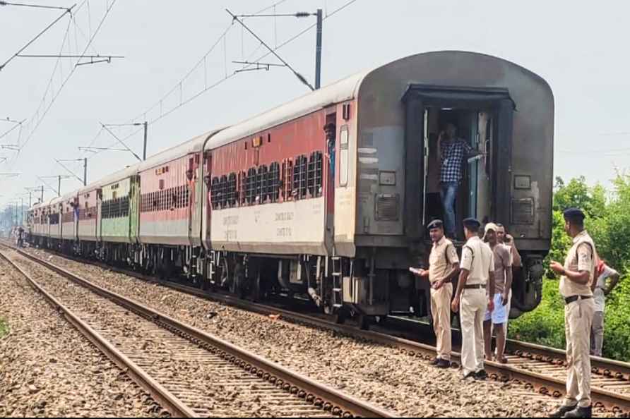 Magadh Express train decoupled