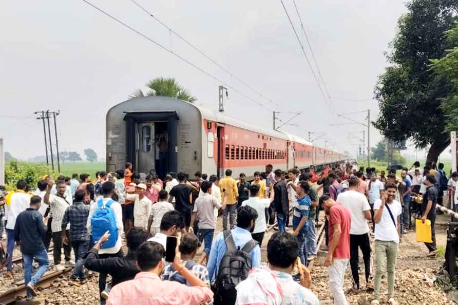 Coupling of Magadh Express breaks