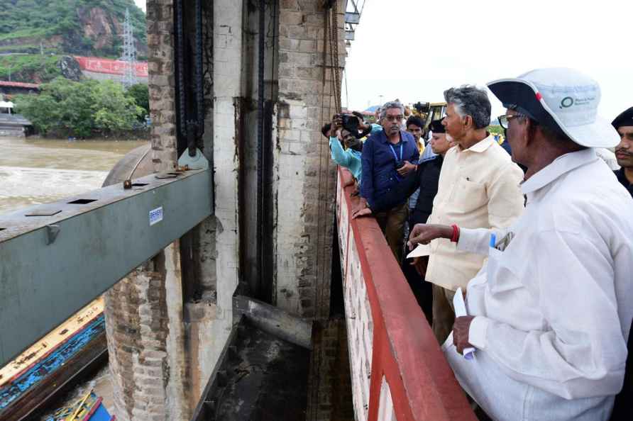 Chandrababu Naidu inspects Prakasam Barrage