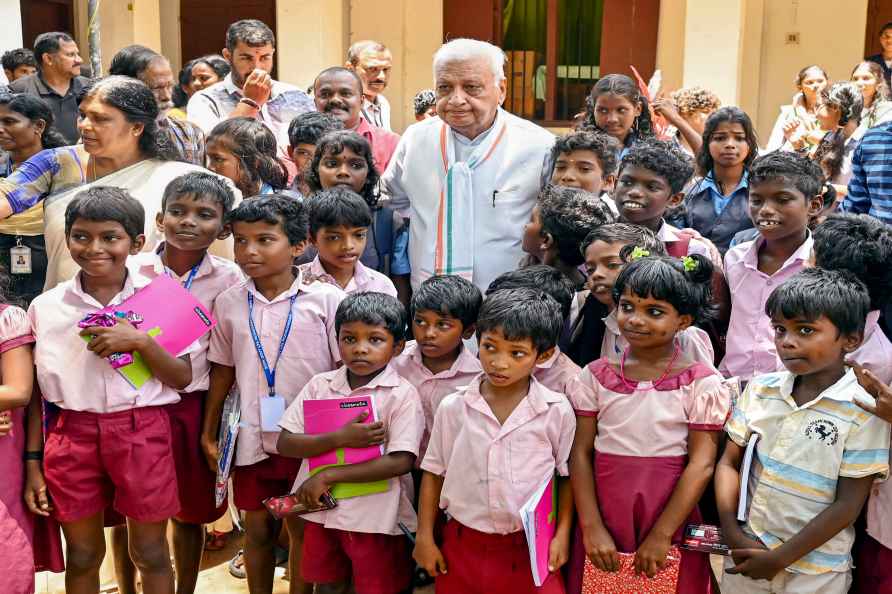 Arif Mohammed Khan at Sree Chitra shelter home