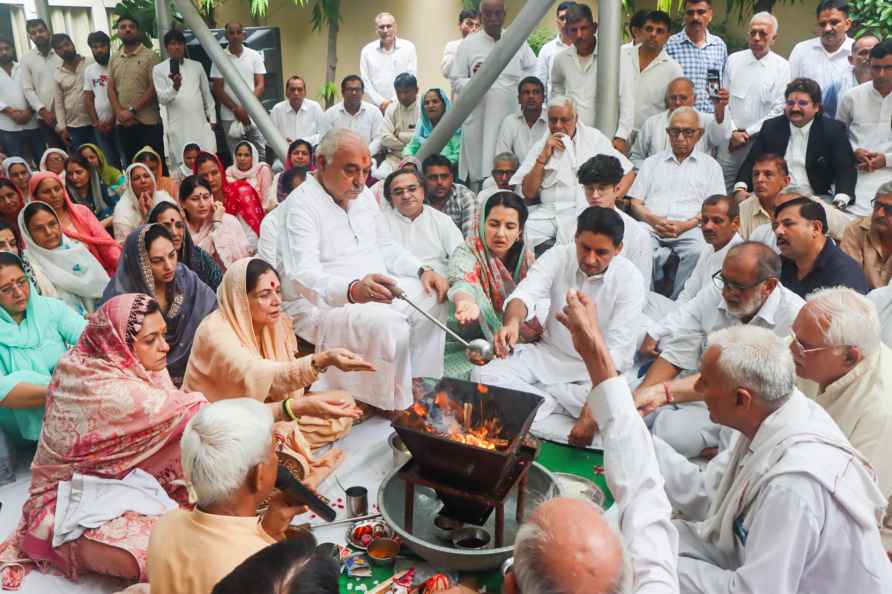 Bhupinder Hooda performs havan before filing nomination