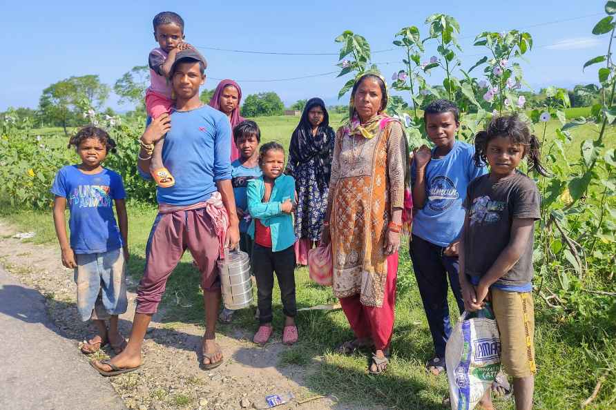 Migrant labourers leave village after Pak violates ceasefire