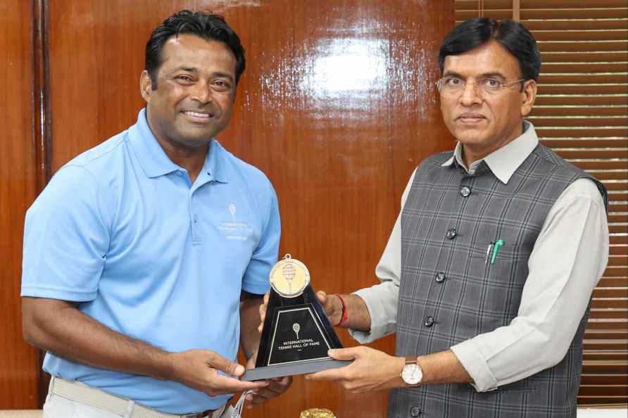 Mansukh Mandaviya meets Leander Paes