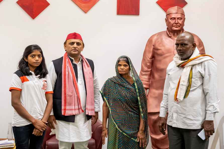 Akhilesh Yadav meets Mangesh Yadav's family