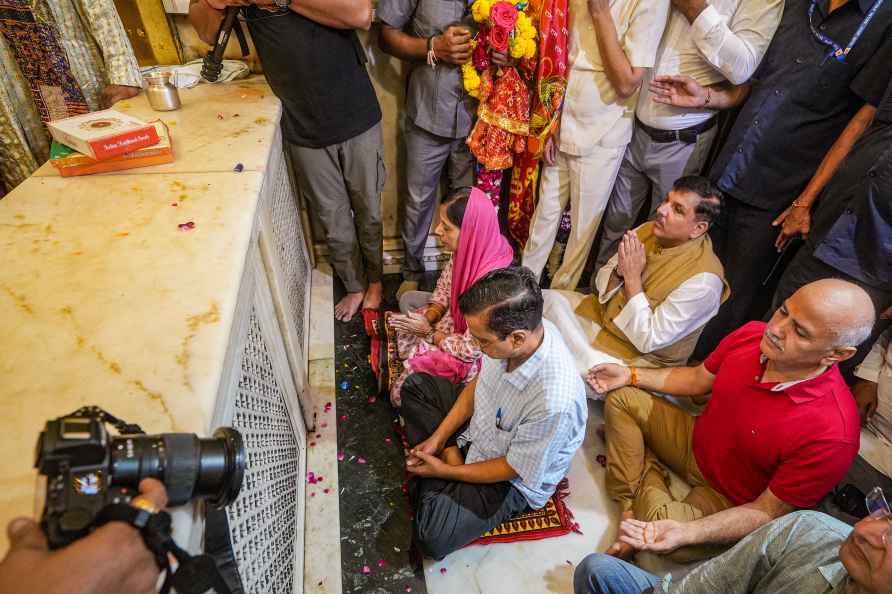 Kejriwal visits Hanuman Mandir in Delhi