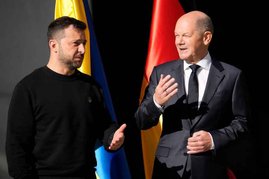 Volodymyr Zelenskyy, Olaf Scholz