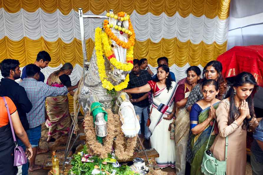 Thiruvananthapuram: Devotees offer prayers at the Aryasala Devi ...