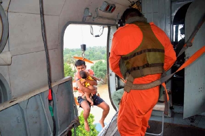 IAF rescues people stranded in flood in Bengal