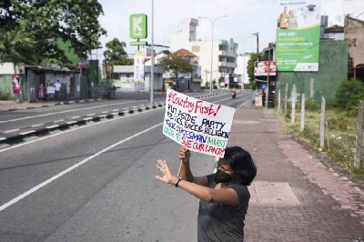 SL opposition parties and public defying curfew to protest