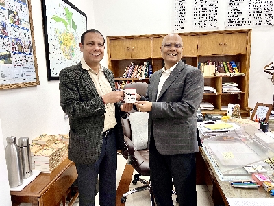 Ahead of Chandigarh’s biggest Marathon, DW EIC presents ‘Daily World Mug’ to Addl Chief Secy to Punjab Governor 