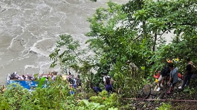 14 killed as Indian bus falls into river in Nepal